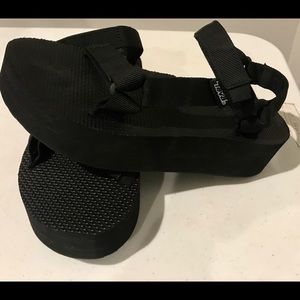 NEW TEVA Universal Black Platform Sandals 8